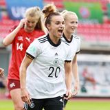 Lina Magull (Mittelfeld, FC Bayern, 27): Spielführerin beim deutschen Vizemeister und immer gut für einen Spaß. Kennt nur eine Frisur, lästern ihre Mitspielerinnen – alle Haare in einem Knoten auf dem Kopf. Im Mittelfeld gesetzt.