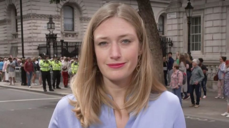 Sehen Sie im Video: Johnson will erstmal Premier bleiben: Reporterin berichtet über Stimmung in London.