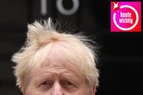 Boris Johnsons obere Kopfhälfte ist zu sehen