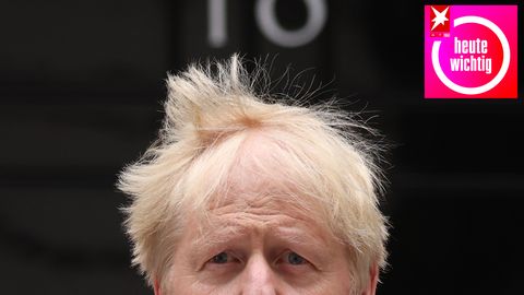 Boris Johnsons obere Kopfhälfte ist zu sehen