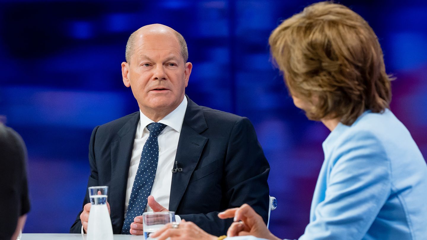 Bundeskanzler Olaf Scholz (SPD) spricht mit ZDF-Moderatorin Maybrit Illner (r.)