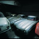 Grabkammer der Autogeschichte: Zwei Mercedes SL-Roadster zwischen einem Maserati Merak und einem BMW 503 Cabrio.