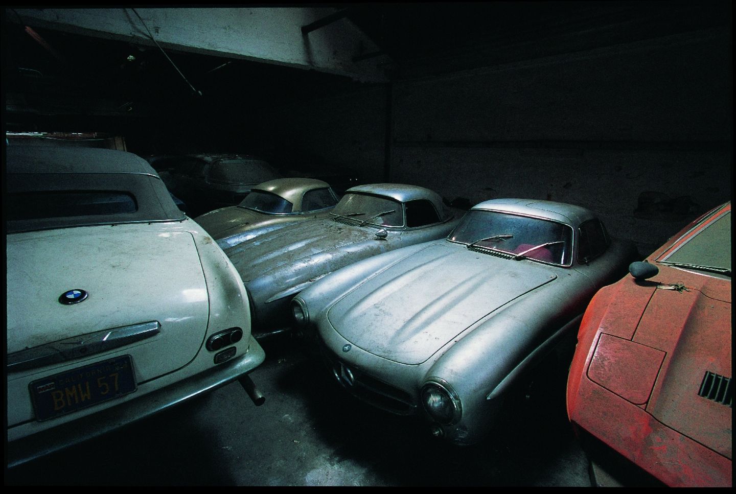 Grabkammer der Autogeschichte: Zwei Mercedes SL-Roadster zwischen einem Maserati Merak und einem BMW 503 Cabrio.