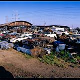 Eine Autolandschaft, die an die Mad-Max-Filme erinnert.