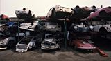 Das Porsche-Regal steht hinter dem Haupteingang.