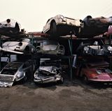 Das Porsche-Regal steht hinter dem Haupteingang.