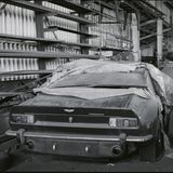 Platte Reifen und eine alte Plane - so stirbt das James-Bond-Auto Aston Martin V8.
