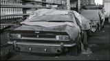 Platte Reifen und eine alte Plane - so stirbt das James-Bond-Auto Aston Martin V8.