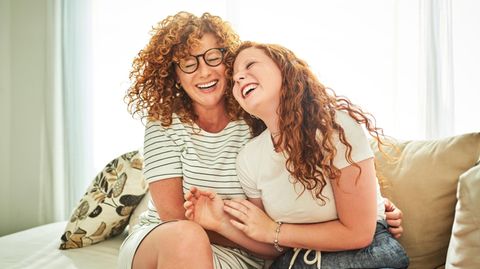 Eine Mutter umarmt ihre Teenie-Tochter