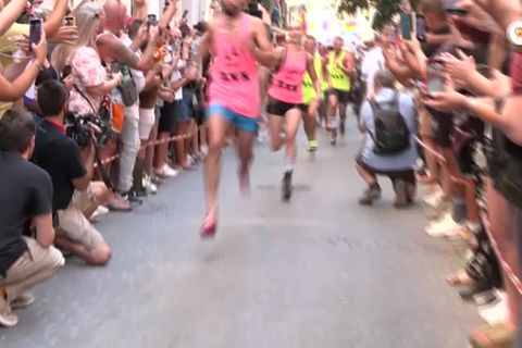 Video: Wettrennen: Auf hohen Hacken durch die Pride Week