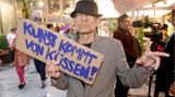 Ein Kino, das gesellschaftliche Probleme thematisiert, war ihm immer ein Graus: Klaus Lemke ging es um Freiheit, Lebenslust und um Sinnlichkeit - wie er hier auf diesem Schild demonstriert. In seinen Filmen spielten Liebe und Sex immer eine Rolle, aber auch Gewalt und Gefahr. Ganz nach dem Motto von Jean-Luc Godard: "Alles, was man für einen Film braucht, ist ein Revolver und ein Mädchen."