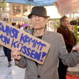 Ein Kino, das gesellschaftliche Probleme thematisiert, war ihm immer ein Graus: Klaus Lemke ging es um Freiheit, Lebenslust und um Sinnlichkeit - wie er hier auf diesem Schild demonstriert. In seinen Filmen spielten Liebe und Sex immer eine Rolle, aber auch Gewalt und Gefahr. Ganz nach dem Motto von Jean-Luc Godard: "Alles, was man für einen Film braucht, ist ein Revolver und ein Mädchen."