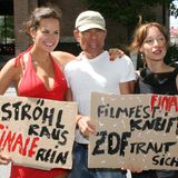 Gleich seine erste Zusammenarbeit mit Saralisa Volm sorgte für einen Eklat. "Finale", der vom ZDF produzierte Film über Liebe und wilde Emotionen während der Euphorie um die Fußball-WM 2006 wurde vom Münchner Filmfest 2007 als pornografisch eingestuft und deshalb abgelehnt. Lemke nutzte die Absage, um mit Volm (l.) und Anneke Schwabe (r.) für den Film zu werben. "Ich habe diesen Film gemacht, damit Sönke Wortmann nicht die ganze Erinnerung an diesen Sommer überlassen wird", erklärte der Regisseur. "Die Stimmung dieses Sommers war exzessiver Sex für alle Leute."