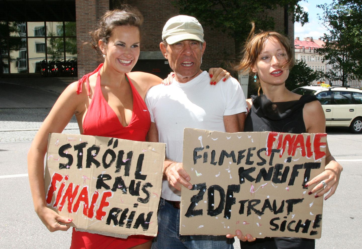 Gleich seine erste Zusammenarbeit mit Saralisa Volm sorgte für einen Eklat. "Finale", der vom ZDF produzierte Film über Liebe und wilde Emotionen während der Euphorie um die Fußball-WM 2006 wurde vom Münchner Filmfest 2007 als pornografisch eingestuft und deshalb abgelehnt. Lemke nutzte die Absage, um mit Volm (l.) und Anneke Schwabe (r.) für den Film zu werben. "Ich habe diesen Film gemacht, damit Sönke Wortmann nicht die ganze Erinnerung an diesen Sommer überlassen wird", erklärte der Regisseur. "Die Stimmung dieses Sommers war exzessiver Sex für alle Leute."