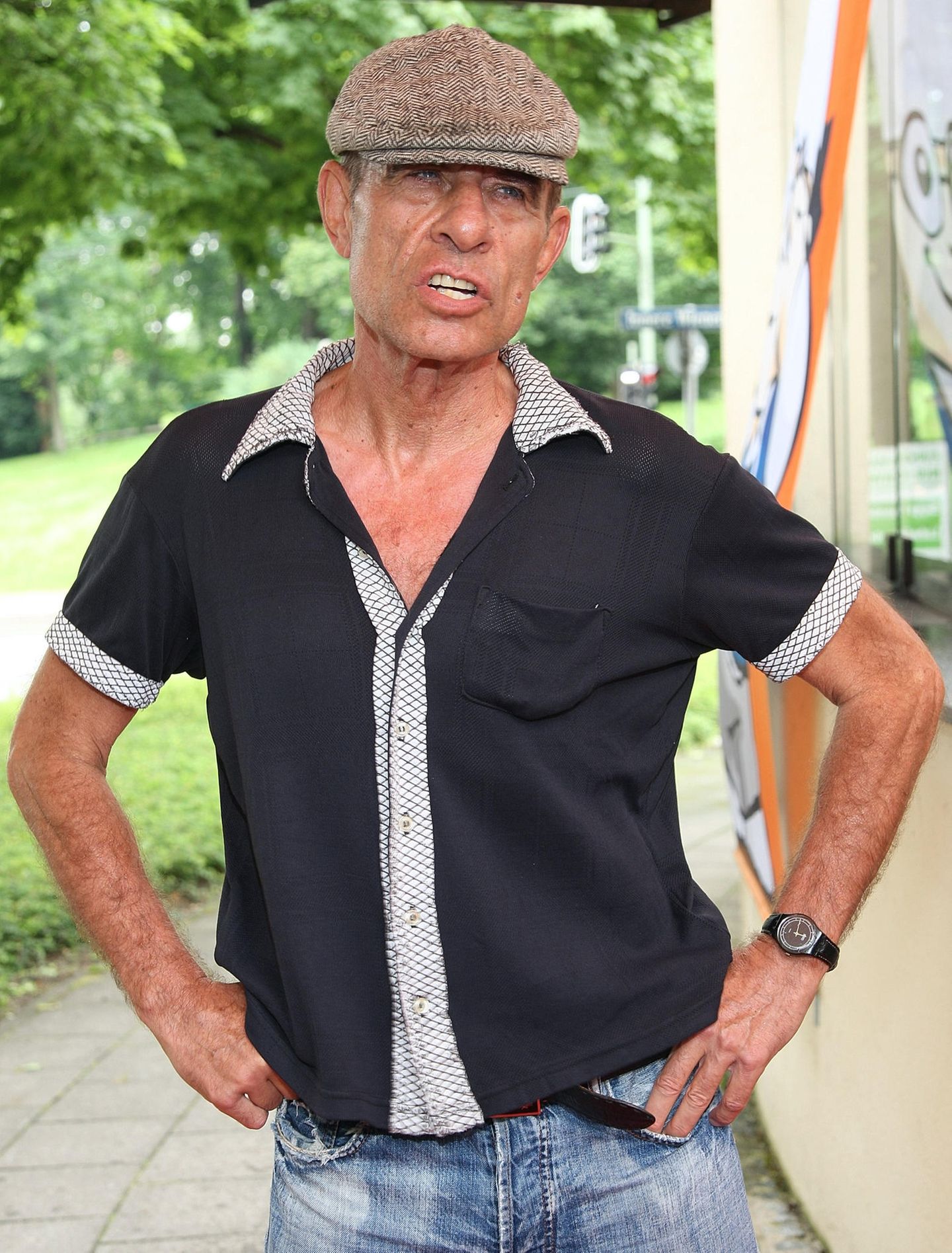 So werden ihn seine Fans in Erinnerung behalten: Lässig in Jeans gekleidet, tief ausgeschnittenes kurzärmliges Hemd, das Käppi über die Augen gezogen: Der Filmemacher Klaus Lemke ist am 7. Juli 2022 im Alter von 81 Jahren in seiner Heimatstadt München gestorben. Lemke gehörte zu den wichtigsten unabhängigen Regisseuren des Landes. Seine Filme produzierte er mit winzigem Budget und meist mit Laiendarstellern. Durch die oftmals improvisierten Dialoge und die mit Handkamera gefilmten Szenen bestachen seine Filme wie "Rocker" (1972) oder "Amore" (1978) durch eine große Natürlichkeit und Vitalität. Lemke war der Entdecker unzähliger Schauspielerinnen und Schauspieler, darunter Iris Berben, Cleo Kretschmer, Wolfgang Fierek, Dolly Dollar und Saralisa Volm. 