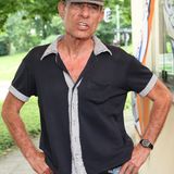 So werden ihn seine Fans in Erinnerung behalten: Lässig in Jeans gekleidet, tief ausgeschnittenes kurzärmliges Hemd, das Käppi über die Augen gezogen: Der Filmemacher Klaus Lemke ist am 7. Juli 2022 im Alter von 81 Jahren in seiner Heimatstadt München gestorben. Lemke gehörte zu den wichtigsten unabhängigen Regisseuren des Landes. Seine Filme produzierte er mit winzigem Budget und meist mit Laiendarstellern. Durch die oftmals improvisierten Dialoge und die mit Handkamera gefilmten Szenen bestachen seine Filme wie "Rocker" (1972) oder "Amore" (1978) durch eine große Natürlichkeit und Vitalität. Lemke war der Entdecker unzähliger Schauspielerinnen und Schauspieler, darunter Iris Berben, Cleo Kretschmer, Wolfgang Fierek, Dolly Dollar und Saralisa Volm. 