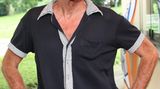 So werden ihn seine Fans in Erinnerung behalten: Lässig in Jeans gekleidet, tief ausgeschnittenes kurzärmliges Hemd, das Käppi über die Augen gezogen: Der Filmemacher Klaus Lemke ist am 7. Juli 2022 im Alter von 81 Jahren in seiner Heimatstadt München gestorben. Lemke gehörte zu den wichtigsten unabhängigen Regisseuren des Landes. Seine Filme produzierte er mit winzigem Budget und meist mit Laiendarstellern. Durch die oftmals improvisierten Dialoge und die mit Handkamera gefilmten Szenen bestachen seine Filme wie "Rocker" (1972) oder "Amore" (1978) durch eine große Natürlichkeit und Vitalität. Lemke war der Entdecker unzähliger Schauspielerinnen und Schauspieler, darunter Iris Berben, Cleo Kretschmer, Wolfgang Fierek, Dolly Dollar und Saralisa Volm. 