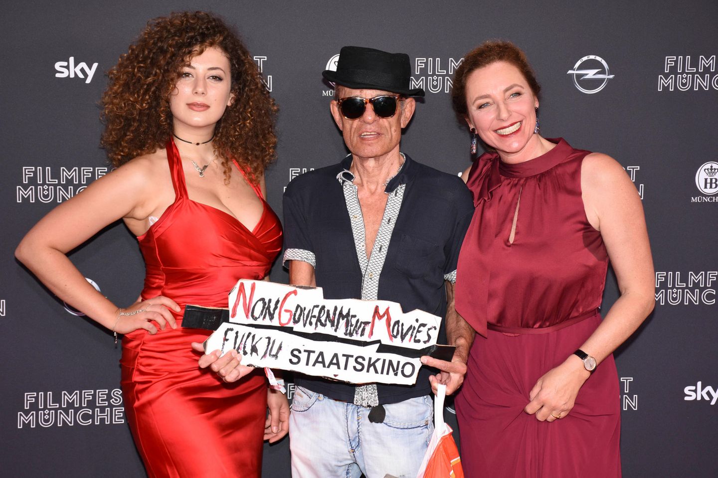 Lemke war von Anfang bis zum Schluss ein unabhängiger Filmemacher. Unermüdlich kämpfte er gegen den subventionierten Kulturbetrieb, polemisierte gegen das "Millionengrab" Filmförderung und das "Staatskino", wie 2016 mit Leila Lowfire und Diana Iljine (r.) beim Filmfest München. Dass es auch anders geht, zeigte er immer wieder mit seinen eigenen Filmen, die ohne großes Budget auskamen.