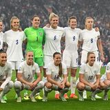 England: Die Gastgeberinnen um Kapitänin Leah Williamson (hintere Reihe rechts mit der Nummer 8) gehören zum engsten Favoritenkreis. Die Erwartungshaltung im Land ist gewaltig, und das zurecht. Der Frauen-Fußball auf der Insel hat in den vergangenen Jahren gewaltige Fortschritte gemacht und sich professionalisiert. Entsprechend hat sich die Nationalelf entwickelt. Und: Nationaltrainerin ist die Niederländerin Sarina Wiegmann, die 2017 Holland zum Titel führte.