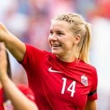 Norwegen: Die Skandinavierinnen zählten in den ersten Jahren des professionellen Frauenfußballs zur Weltspitze. 2000 wurden sie Olympiasiegerinnen. Seither haben sie keine Titel mehr gewonnen, waren aber meist mit vorne dabei. Mit Ada Hegerberg haben sie eine der besten Fußballerinnen der Welt in ihren Reihen – und eine der streitbarsten. Die Torjägerin verzichtete sogar fünf Jahre auf die Nationalelf, weil sie keine Fortschritte in Sachen Gleichberechtigung beim norwegischen Fußball-Verband sah.