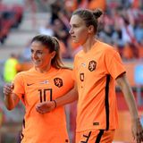 Niederlande: Herausragende Spielerinnen des Titelverteidigers sind die Stürmerinnen Vivianne Miedema (r.) und Lieke Martens (2.v.r.). Miedema ist Oranjes Rekordtorjägerin und hatte mit vier Treffern beim EM-Turnier 2017 großen Anteil am damaligen Erfolg. Zwei Jahre später wurde Holland Vize-Weltmeister. Die Niederländerinnnen haben sich damit endgültig in der Weltspitze etabliert.