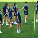 Spanien: Der Schock hat die Spanierinnen einen Tag vor Beginn der Europameisterschaft ereilt. Die Weltfußballerin 2021, Alexis Putellas, erlitt im Training einen Kreuzbandriss. Wie gut die technisch versierten Spanierinnen ohne den Superstar sind, lässt sich nicht vorhersagen, aber es ist eine deutliche Schwächung für das hochgehandelte Team, das seinen ersten Titel gewinnen will. Für die deutschen Frauen kann es ein Vorteil sein, weil Spanien Gruppengegner ist.