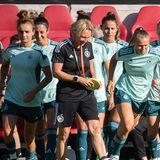 Deutschland: Nach den Rückschlägen bei den letzten Welt- und Europameisterschaften sind die Erwartungen an die deutschen Frauen eher gedämpft. Der einstige Großmacht-Status ist längst passé. Andere Länder haben aufgeschlossen oder sind in ihrer Entwicklung des Frauenfußballs sogar weiter. Doch insgeheim hoffen sie beim DFB und im Team auf eine Art Comeback. Bis auf Dzsenifer Marozsan sind aller Spielerinnen fit, besonders wichtig sind Spielmacherin Sara Däbritz und Angreiferin Alexandra Popp, die Kapitänin. In der Vorbereitung gab es keine Duelle gegen hochklassige Gegner, deshalb ist das deutsche Team schwer einzuschätzen. Aber Selbstvertrauen und der Glaube an die eigene Stärke sind groß im Team von Bundestrainerin Martina Voss-Tecklenburg (3.v.l.).