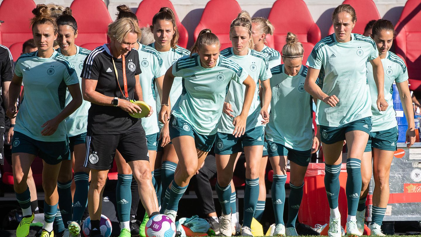 Deutschland: Nach den Rückschlägen bei den letzten Welt- und Europameisterschaften sind die Erwartungen an die deutschen Frauen eher gedämpft. Der einstige Großmacht-Status ist längst passé. Andere Länder haben aufgeschlossen oder sind in ihrer Entwicklung des Frauenfußballs sogar weiter. Doch insgeheim hoffen sie beim DFB und im Team auf eine Art Comeback. Bis auf Dzsenifer Marozsan sind aller Spielerinnen fit, besonders wichtig sind Spielmacherin Sara Däbritz und Angreiferin Alexandra Popp, die Kapitänin. In der Vorbereitung gab es keine Duelle gegen hochklassige Gegner, deshalb ist das deutsche Team schwer einzuschätzen. Aber Selbstvertrauen und der Glaube an die eigene Stärke sind groß im Team von Bundestrainerin Martina Voss-Tecklenburg (3.v.l.).