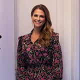 8. Juli 2022  Prinzessin Madeleine von Schweden zeigt sich im gerüschten Blütentraum beim Deutschland-Besuch  Königin Silvia von Schweden hat mit "Childhood" eine sehr erfolgreiche Charity-Organisation aufgebaut, die Kinder und Jugendliche betreut, die Erfahrungen mit sexuellem Missbrauch und Gewalt gemacht haben. Seit einigen Jahren arbeitet auch ihre jüngste Tochter für die internationale Stiftung. Seit Kurzem ist Prinzessin Madeleine stellvertretende Ehrenvorsitzende und in ihrer neuen Rolle nach Frankfurt am Main gereist. Dort wird momentan an einem "Childhood"-Haus gebaut, dessen Trägerschaft das Universitätsklinikum Frankfurt übernommen hat. Die 38-Jährige schaute sich vor Ort um und zeigte sich begeistert vom Kinderschutz in Deutschland: "Es wärt mein Herz, zu wissen, dass hier die Kinder im Mittelpunkt stehen und sie die Unterstützung bekommen, auf die sie ein Recht haben." Bei ihrem Besuch verzauberte die dreifache Mutter in einem gerüschten Blumenkleid von Misa. Die Prinzessin verbringt den Sommer mit ihrer Familie mal wieder in Schweden. Dort wird am 14. Juli traditionell der Geburtstag der Kronprinzessin gefeiert, woran auch Madeleine teilnimmt.