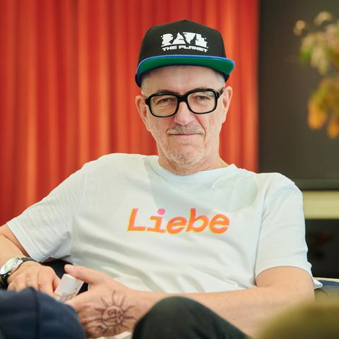 Loveparade-Gründer Dr.Motte, ein grauhaariger Mann mit Kappe und Brille