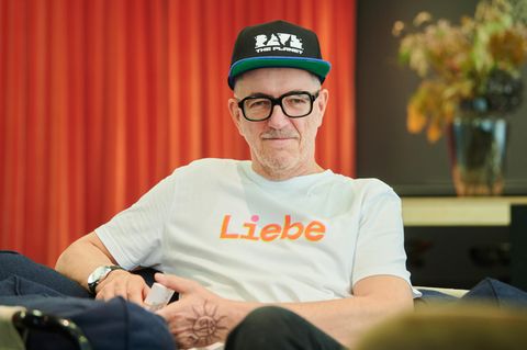 Loveparade-Gründer Dr.Motte, ein grauhaariger Mann mit Kappe und Brille