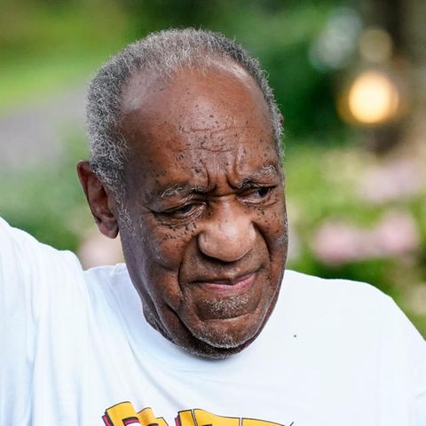 Bill Cosby nach seiner Freilassung aus dem Gefängnis im Sommer 2021. Er trägt ein T-Shirt und macht das Victory-Zeichen