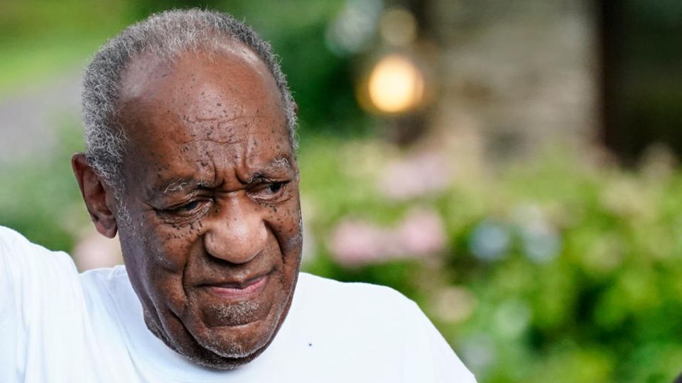 Bill Cosby nach seiner Freilassung aus dem Gefängnis im Sommer 2021. Er trägt ein T-Shirt und macht das Victory-Zeichen