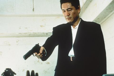 Schusswaffen in Japan gibt es fast nur im Film – wie hier Takeshi Kitano in "Brother". Pro 100 Einwohner gibt es in Japan nur 0,6 Waffen – einer der niedrigsten Werte weltweit. Der Besitz von Handfeuerwaffen ist sogar gänzlich verboten.