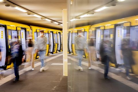 Passagiere steigen in Berlin in eine U-Bahn.