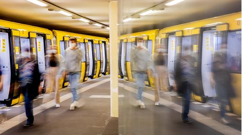 Passagiere steigen in Berlin in eine U-Bahn.