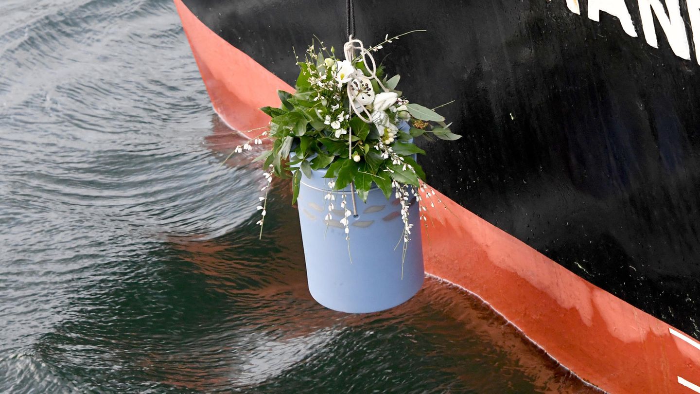 Eine Urne zur Seebestattung wird ins Wasser gelassen