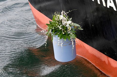 Eine Urne zur Seebestattung wird ins Wasser gelassen