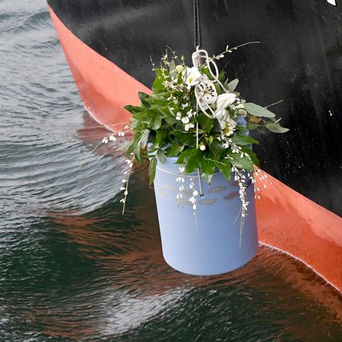 Eine Urne zur Seebestattung wird ins Wasser gelassen