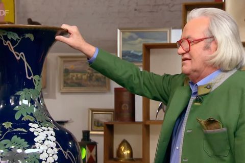 Albert Maier hält im Studio von Bares für Rares seine Hand an einer großen Vase.