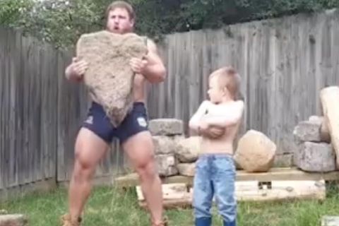 Muskel-Mann geht mit Vater-Sohn-Video viral