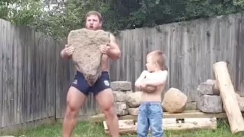 Muskel-Mann geht mit Vater-Sohn-Video viral