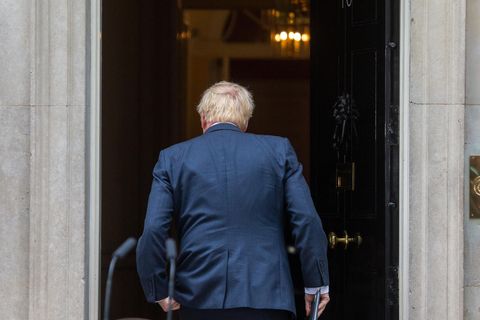 Boris Johnson geht nach seiner Rede am Donnerstag zurück in Downing Street 10.