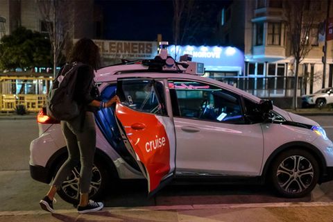 Die Cruise-Wagen rollen als vollautomatische Taxis durch die Straßen San Franciscos