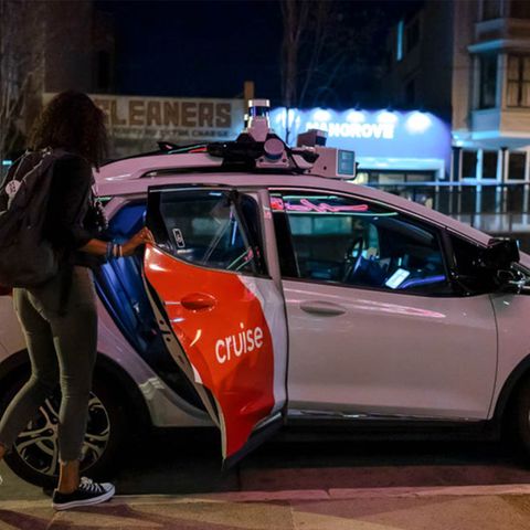 Die Cruise-Wagen rollen als vollautomatische Taxis durch die Straßen San Franciscos