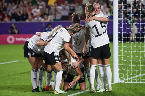 Deutschlands Alexandra Popp (M/unten) bejubelt ihr Tor zum 4:0 mit den Teamgefährtinnen