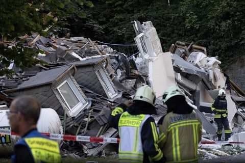 Einsatzkräfte arbeiten nach der Gasexplosion in Hemer.