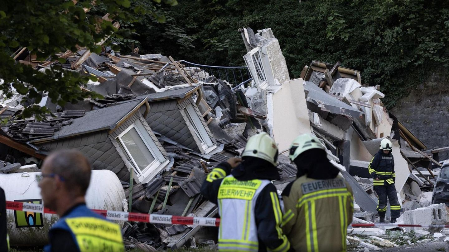 Einsatzkräfte arbeiten nach der Gasexplosion in Hemer.
