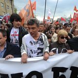 Doch Putins Rückkehr an die Spitze des Kremls wird von Massenprotesten überschattet. Nach seiner Inauguration zum Präsidenten am 6. Mai 2012 demonstrieren in Moskau Zehntausende gegen die Wahlfälschungen bei den Präsidentschaftswahlen. Zusammen mit den Protesten nach den Parlamentswahlen ab Dezember 2011 werden die Demonstrationen zur größten Protestkundgebung in der jüngeren Geschichte des Landes. Unter den Demonstranten ist auch der Oppositionspolitiker Boris Nemzow (m.) Keine drei Jahre später sollte er vor den Mauern des Kremls erschossen werden. Bis heute ist der Fall nicht aufgeklärt. (Lesen Sie hier mehr zu den Ungereimtheiten des Mordfalls.)