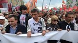 Doch Putins Rückkehr an die Spitze des Kremls wird von Massenprotesten überschattet. Nach seiner Inauguration zum Präsidenten am 6. Mai 2012 demonstrieren in Moskau Zehntausende gegen die Wahlfälschungen bei den Präsidentschaftswahlen. Zusammen mit den Protesten nach den Parlamentswahlen ab Dezember 2011 werden die Demonstrationen zur größten Protestkundgebung in der jüngeren Geschichte des Landes. Unter den Demonstranten ist auch der Oppositionspolitiker Boris Nemzow (m.) Keine drei Jahre später sollte er vor den Mauern des Kremls erschossen werden. Bis heute ist der Fall nicht aufgeklärt. (Lesen Sie hier mehr zu den Ungereimtheiten des Mordfalls.)